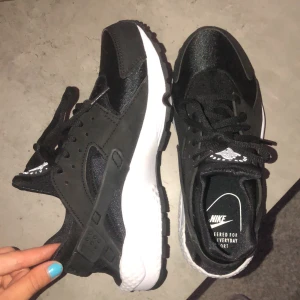 Nike skor - använda 1 gång. Säljer pga för små 