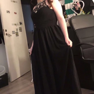 Balklänning - Jättefin balklänning. tillhörande sjal ingår. Använd en gång. Storlek M men lite uppsydd efter min form och längd. Min längd är 160  med skorna jag hade på mig. Nypris: 1200 kr. Frakt ingår