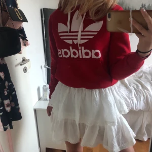 Adidashoodie - Klassisk röd hoodie från adidas! Storlek M men väldigt liten i storleken så skulle snarare säga strl. S. Inga defekter och är supermysig✨