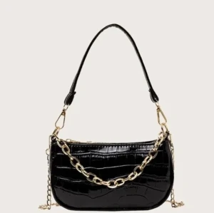 Baguetteväska - En helt ny trendig baguetteväska som är verkligen superfin. Det finns 2 stycken band, 1 guldig kedja, och ett svart band. Om det är fler som är intresserade så blir budgivning. Kan tänka mig att byta mot en annan baguetteväska.