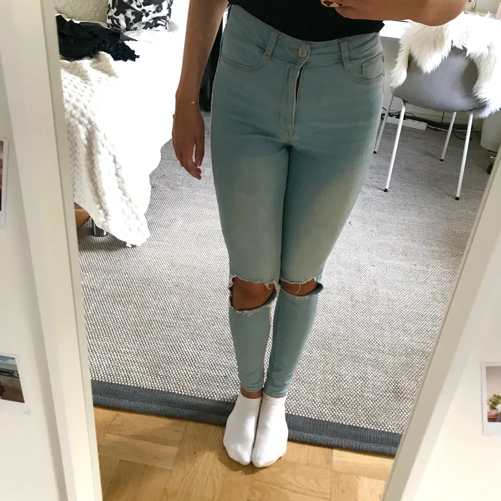 Jättefina håliga gina tricot jeans. I storlek M men passar även en S. Frakt tillkommer som köparen står för. Vid frågor så är det bara att höra av sig. Priset går att diskutera.. Jeans & Byxor.