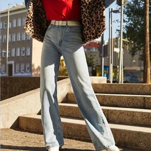 levi’s ribcage wide leg storlek 28/32 - säljer dessa underbara levi’s jeans i väldigt bra skick (felfria). Storlek 28/32 passar S och om du är ca 167-170 cm lång. köpt för 1200 men säljer för 470 kr eller högst bud🌸 slutsålda överallt