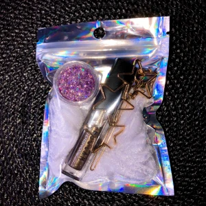 Goodiebag  - Goodiebag med lila velvet scrunchie, liquid eyeshadow, nagelglitter och ett hårspänne✨                Perfekt som present💗