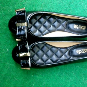 Michael Kors ballerina - Säljer ett par oanvända MK ballerina, strl 37, dom är lite för små för mig, dom är i svart lite glansigt skinn, perfekta för festen eller bara till ett par jeans