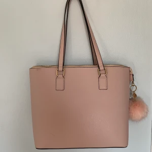 Handväska  - Rosa handväska med rosa boll, har inte kommit till användning, 🌸 jag står för frakten 