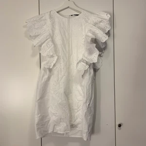 Vit sommrig klänning från Zara - Helt ny klänning med lappar kvar, endast testad. Inget fel på den alls, satt super fint på, var bara en aningen stor på mig då jag köpte den i en större storlek. Skulle säga den är normal i storleken och inte alls genomskinlig trots tyget! Nypris 559kr 