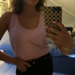 Croppat linne - Ljusrosa avklippta croppat linne från Gina tricot, storlek L men eftersom jag klippt av det är det som S, FRAKT INGÅR I PRISET, kontakta för fler bilder, buda gärna