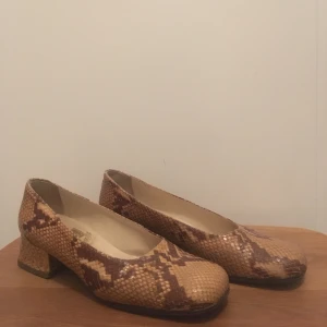 Orm klackar - Äkta orm klackar köpta secondhand i Italien, står stl 37 men tycker de snarare är stl 38 :))