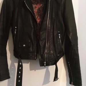 Jofama by kenza skinnjacka - Skinnjacka från Jofama by Kenza i jättebra skick. Storlek XS passar även S nypris 3499kr