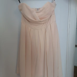 Puderrosa klänning - Rosa miniklänning utan axelband. Använd en gång. Köparen betalar frakten.