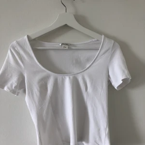 Vit T-shirt strl S - Vit figursydd T-shirt från Monki, i bra skick! 50 kr + frakt