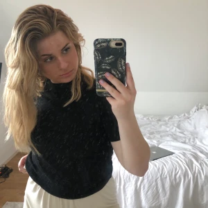 Svart halvpolo  - Svart tunnstickad tröja från h&m! Priset är exkl frakt.