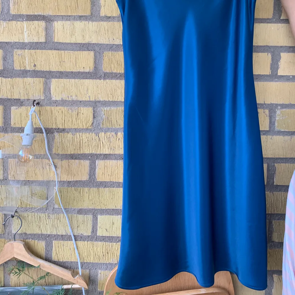 Fick klänningen custom made när jag bodde i Thailand. . Klänningar.