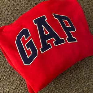 Helt oanvänd (endast testad) röd & marinblå GAP hoodie. Inköpt i London i februari men säljer pga felköp :( Superfin & mjuk tröja! Köparen står för frakt / eventuellt mötas upp i Nyköping 