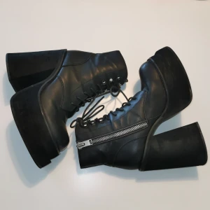 Klackskor från unif  - Sååå balla skor som tyvärr bara kommit till användning 2 gånger. Nypris ca 1800kr. Frakt tillkommer 