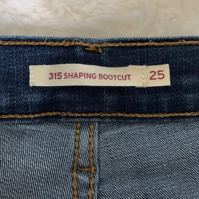 Blå levis jeans i modellen shaping bootcut, W25. Mellan i midjan. Använda men är i fint skick! Köparen står för frakt. Har ni några frågor är det bara att höra av sig!. Jeans & Byxor.
