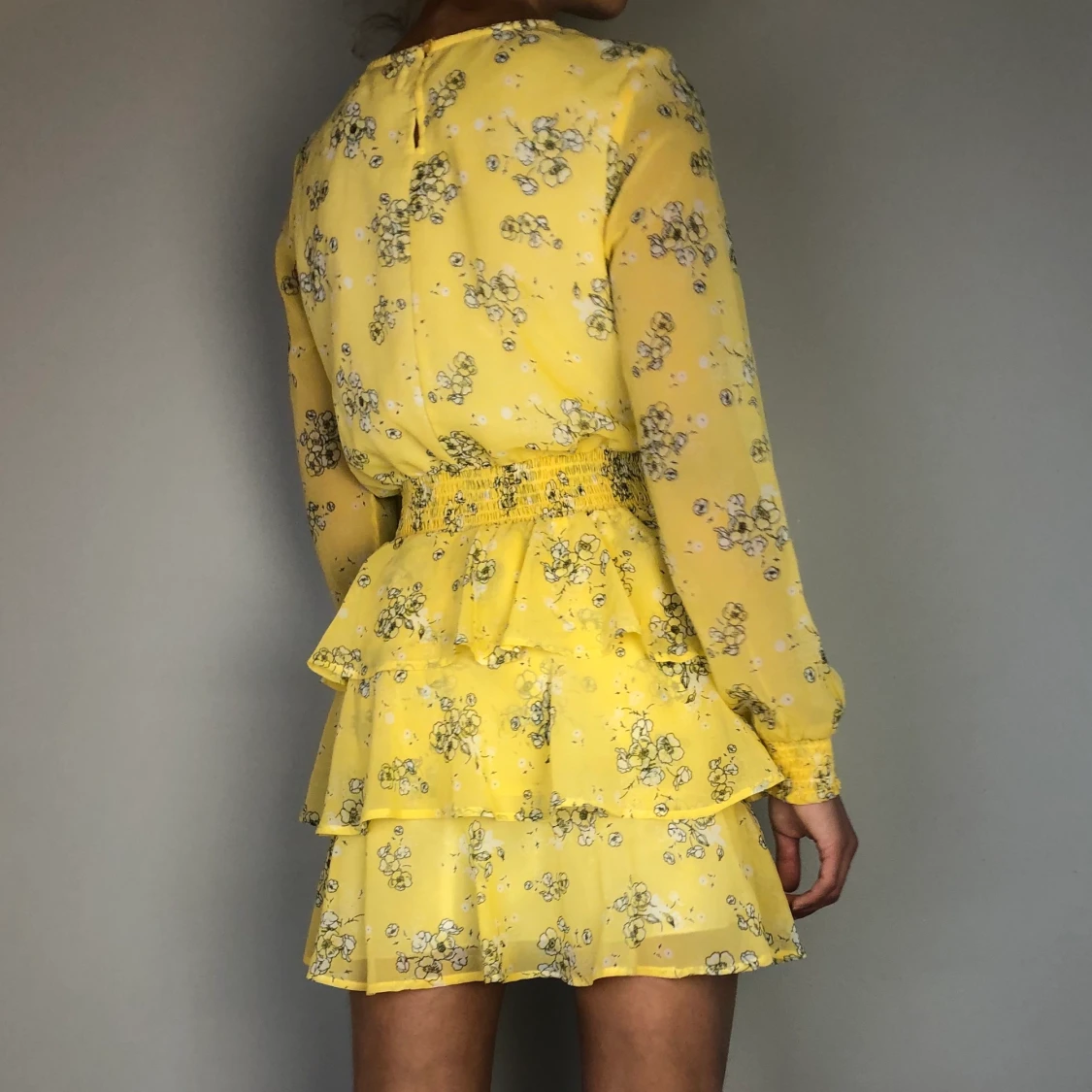 Gul blommig klänning! - 91