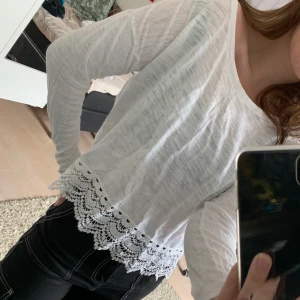 Långärmad vit tröja från Lindex - En tunn, långärmad tröja från Lindex med fina detaljer nedantill. Använd men i gott skick (behöver strykas), otroligt mysig att ha på sig! Storlek S-M. En snabb affär uppskattas 🦋