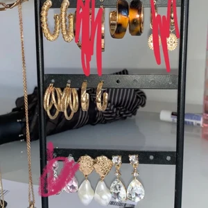 Örhängen  - Säljer dessa örhegen för 30 st plus frakt på 9kr