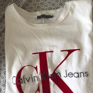 Vit t-shirt från Calvin Klein i stl S. Änvänd enstaka gånger så i mycket fint skick.