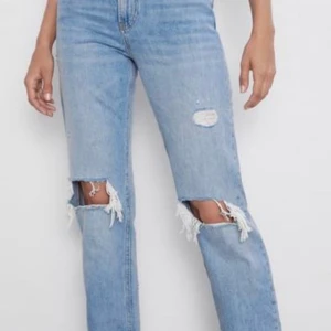 Zara Jeans - Säljer nu mina super fina jeans från Zara i storlek 36. Väldigt trendiga och passar till allt! Bud på 700kr. 🤛🏻🤛🏻💞