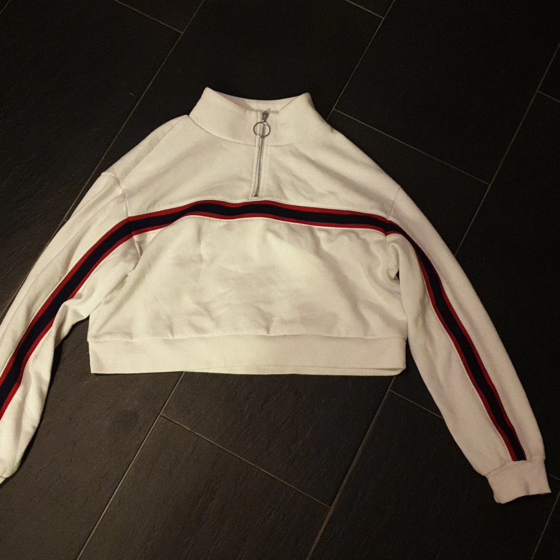 Detta är en hoodie som kan vara väldigt bra för vintern den är vit med blå röda render