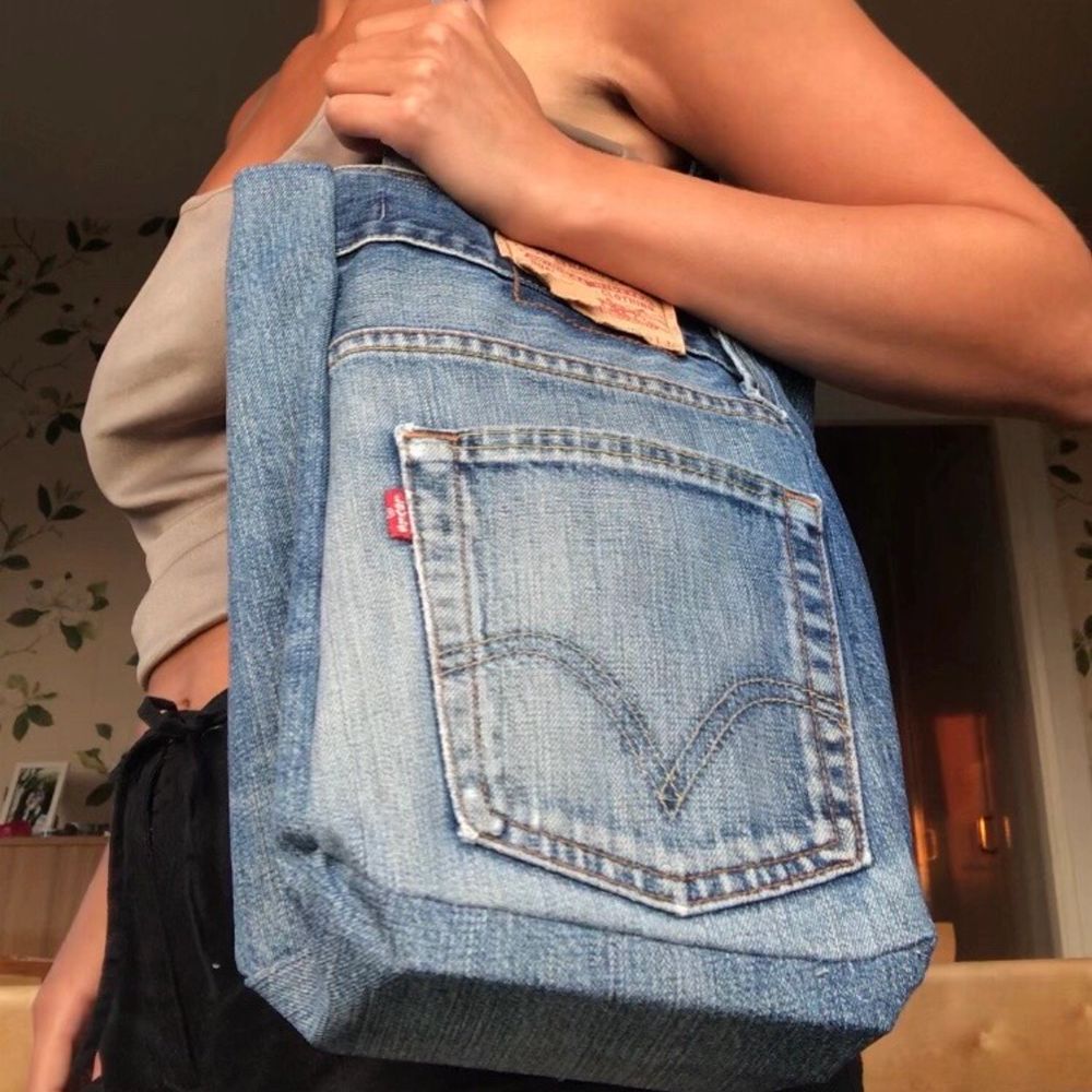 Snygg jeansväska jag gjort av min pappas gamla jeans! Fickan går att använda och väskan är väldigt rymlig☺️ FRI FRAKT :). Väskor.