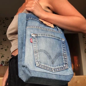 Så snygg väska! - Snygg jeansväska jag gjort av min pappas gamla jeans! Fickan går att använda och väskan är väldigt rymlig☺️ FRI FRAKT :)