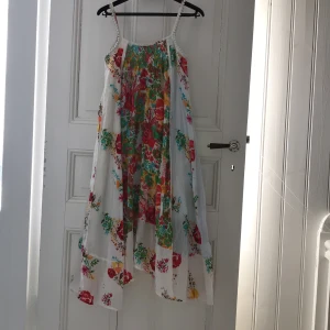 Blommig klänning🌷 - Fin blommig klänning med vit underklänning. Endast använd en gång. 100kr+frakt. 