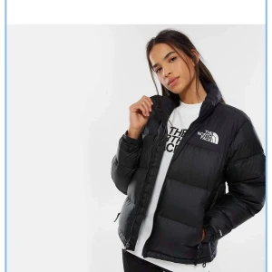 North face jacka - As fin och sparsamt använd north face jacka! Endast använd ett fåtal gånger. Är en herrmodell/unisex i stl XXS  om man skulle jämföra med en tjejmodell så en S. sitter exakt som på bilderna på tjejen på mig då jag ville ha den lite oversized. Säljer pågrund utav att jag ej använt den så mycket då jag tyckte den blev lite stor på mig. Jag är en XS, 161cm lång.😍 Frakt tillkommer. Kan skicka bilder med den på om så önskas. Bud 1700