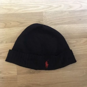 Ralph lauren mössa - Inga slitningar & i väldigt bra skick! Super populär mössa & säljs pga att den inte används längre, skriv vid intresse<33 pris kan diskuteras 