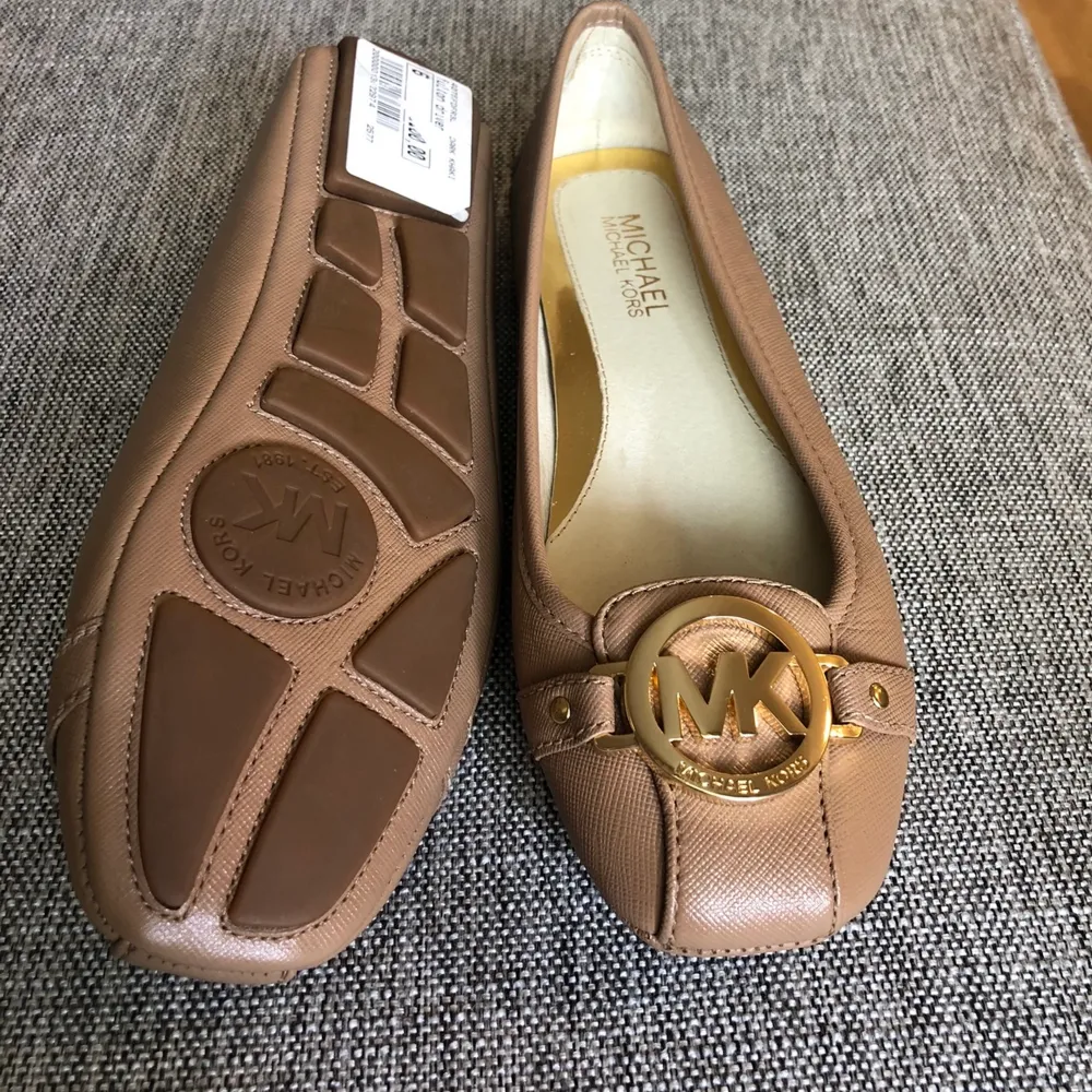 Oanvända Michael Kors ballerinaskor i modellen Fulton i stl 36, stora i storlek, fint material i skinn  🤎🤎🤎. Skor.