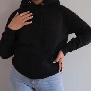 Basic svart hoodie  - Svart hoodie från bikbok. Ett plagg man måste ha i garderoben!  passar xs-m, alla köp sker via Instagram @rocketresell_se