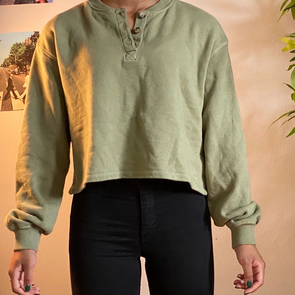 Supercool grön tröja med knappar uppe. Köpare står för frakt💕. Tröjor & Koftor.