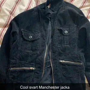 Cool svart Manchester jacka väldigt unik i bra skik, skriv för fler bilder 