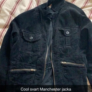 Manchester jacka - Cool svart Manchester jacka väldigt unik i bra skik, skriv för fler bilder 