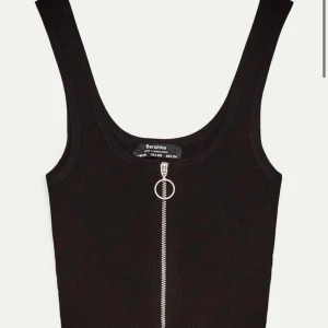 Svart topp med dragkedja storlek S - Säljer denna svarta topp med prislappen på och därmed aldrig använd. Den är i gott skick men inte riktigt min stil. Den är också väldigt stretchig och kan passa en XS. Jag står ej för frakten! 