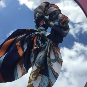 Scrunchie - En jättesöt schrunchie, från ur och penn. Priset är exlusive frakt.