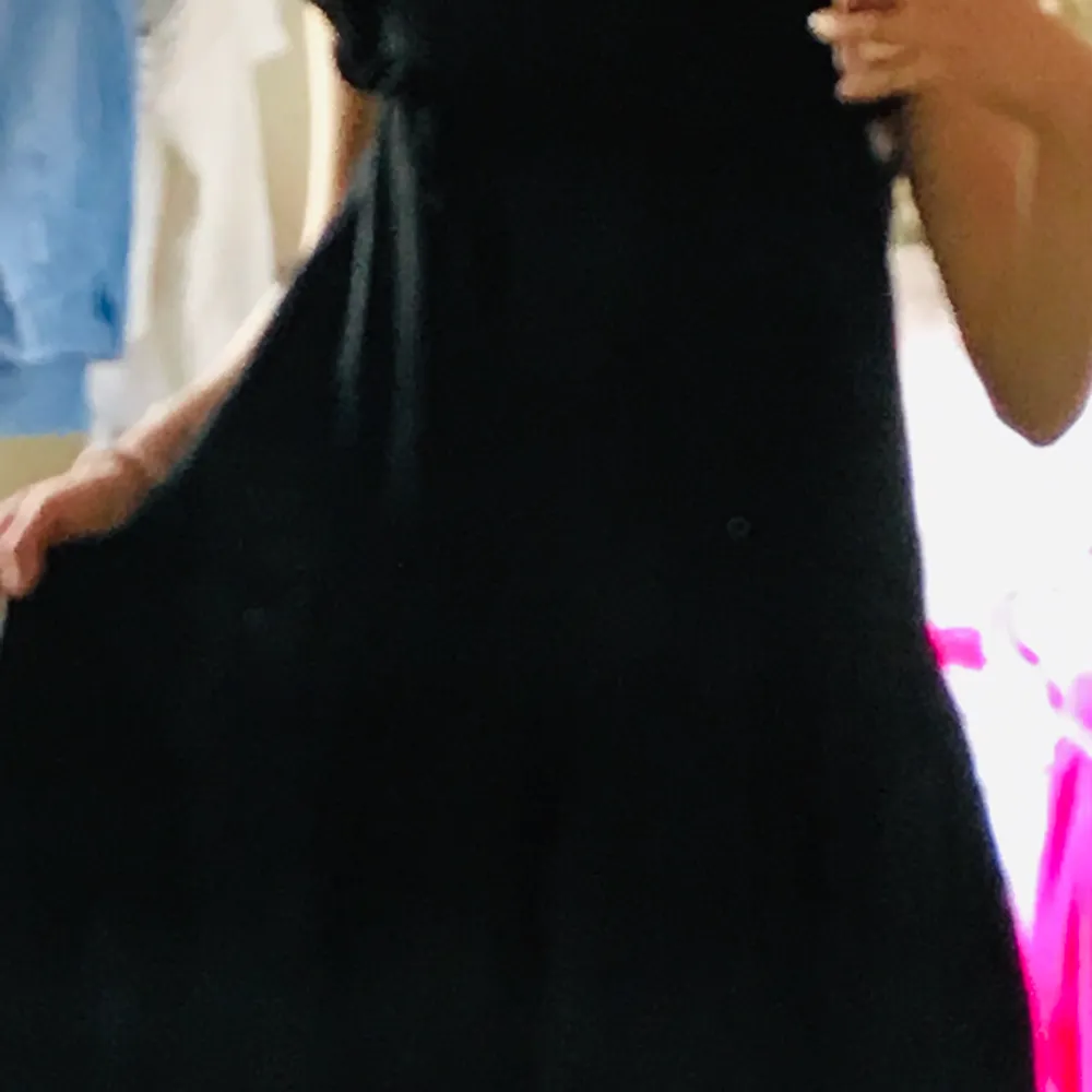 Fin svart klänning från zara. Helt svart, har ett mönster där fram. Nästan aldrig använd. 90kr ink frakt.. Klänningar.