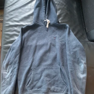 Tommy hilfiger hoodie - Navy Blue. Cond 7/10 bra skick men har använts. Köpt från Zalando 