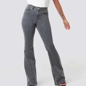 AFJ jeans - Gråa jeans från AFJ’s kollektion med NAKD❤️storlek 36. Skriv till mig ifall du vill ha fler bilder❤️köpare står för frakten.