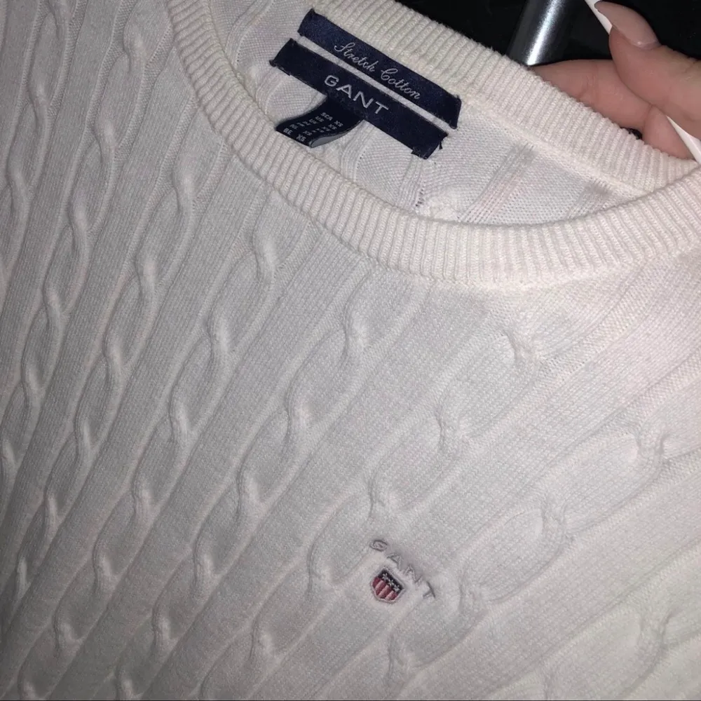 Stickad vit GANT tröja, Storlek XS, använt max 1-2 gånger, 300 kr+frakt, säljer pga icke användning . Tröjor & Koftor.