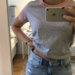 Kenzo tshirt - äkta kenzo t-shirt i grå med superfina rosa detaljer, passar xs-mindre M. aldrig använd! köparen står för frakten 