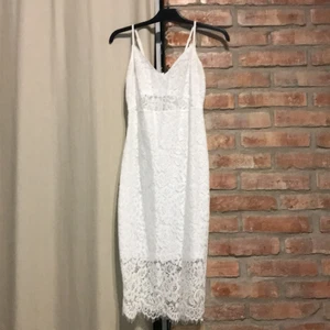 Vit klänning - Storlek M men skulle säga att den sitter bättre på S. Köpt på prettylittlething från en hemsida i USA. Köpt för 700kr säljer den för 250+frakt då jag bara andvänt den endast 1 gång! Jag är 1,65. Och den går till knäna. Även en liten slits bak!