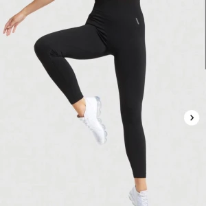 Gymshark leggings - ❌Sålda❌Supersköna träningstights från gymshark. Endast använda ett par fåtal gånger. Storleken är XS men passar även en S. Priset ligger på 450. Nypris 600kr🥰 Frakt är inkluderat i priset