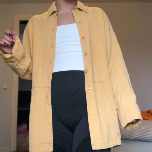  - Oversized gul tunn blazer, passar de flesta beroende på hur man vill att den ska sitta! Vet inte vart den kommer ifrån då jag köpte den second hand. Inköpspris 250kr. Köparen står för frakten, kan även mötas upp i Lund!💛💛