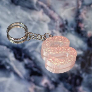 Nyckelring ljusrosa  - REA! Nu kostar denna nyckelring endast 20:- + frakt istället för 89:- + frakt! Endast bokstaven på bilden, tar ej emot beställningar längre. ❤