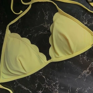Gul bikinitopp - Jättesnygg bikinitopp ifrån Lindex, färgen framhävs bäst på andra bilden