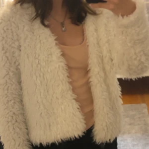 Fluffig vit kofta  - Fluffig vit kofta från gina tricot 