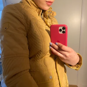 Tommy Hilfiger jacka i storlek S - Använd. Köpt i Lilla Butiken, som ny. Bälte bakifrån ingår, fri frankt endast i Sverige :) 